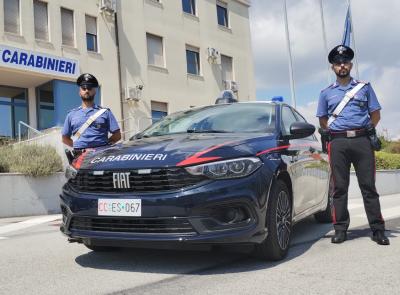 Civitanova, trovato in un locale con due coltelli a serramanico: denunciato 51enne