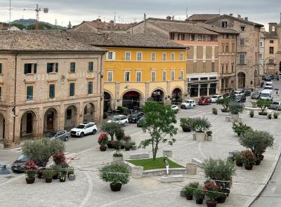 San Severino, il "verde itinerante” resta in piazza del Popolo: l’allestimento estivo conquista tutti