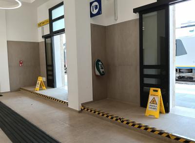 Macerata, la stazione cambia volto ma lo scalino all’uscita fa discutere
