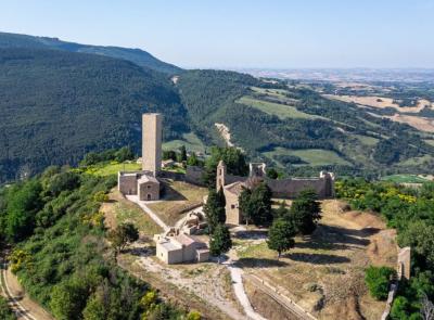 Castello di Pitino, visita guidata in notturna tra storia e panorami