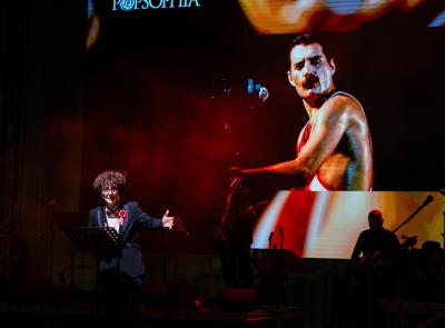 Popsophia, Freddie Mercury protagonista a Civitanova: “The Show Must Go On” conquista Piazza della Libertà