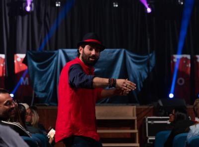 Giacomo Seri porta la magia al Sasso d’Italia: a Macerata lo spettacolo tra illusioni e mentalismo