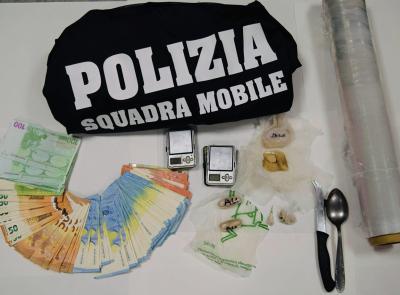 Consegne di eroina in bicicletta e spaccio da casa: ai domiciliari una coppia di Pollenza