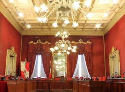 Macerata, la maggioranza diserta l'aula: salta il Consiglio comunale, protestano le opposizioni