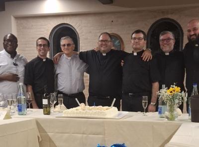 Tolentino, festa a sorpresa per don Gianni Compagnucci: "L'abbraccio della comunità di San Catervo"