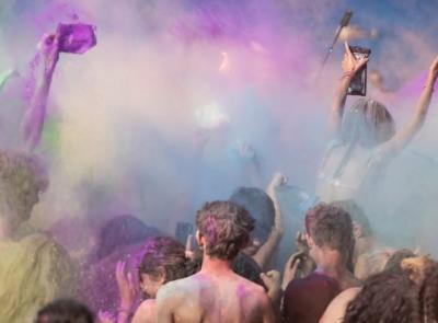 Civitanova, torna il Color Day sul lungomare: musica, dj set e nuvole di colori sulla spiaggia