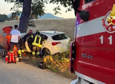 Camerino, auto esce di strada e finisce contro un albero: conducente estratto dall'abitacolo