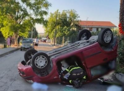 Montecassiano - Scontro tra due auto, una si ribalta: tre coinvolti, una donna ferita