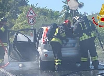 Tolentino, scontro tra tre auto in contrada Santa Lucia: una vettura incendiata dopo l’impatto