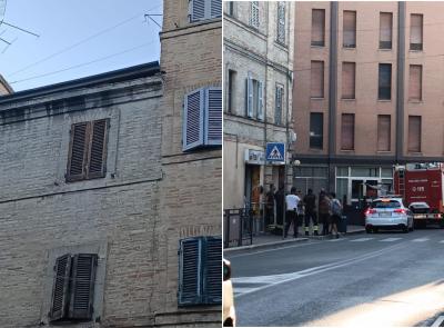 Macerata, cadono calcinacci e pezzi di grondaia da un edificio: intervengono i vigili del fuoco