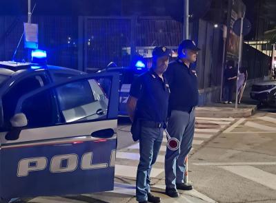 Aiuta una donna in difficoltà, ma viene scambiato per il molestatore: finisce in ospedale per una bottigliata