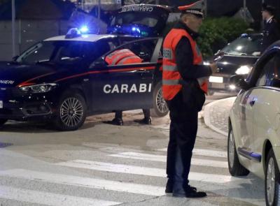 Una 34enne alla guida con un tasso alcolemico "record", un 46enne si schianta in centro: bye bye patente