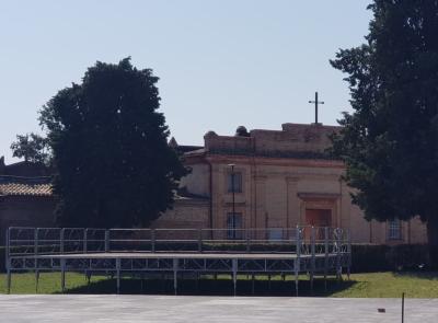 Urbisaglia, palco accanto al cimitero: scoppia la polemica. Gli organizzatori: "Scelta obbligata per la sicurezza"