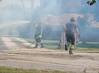 Macerata, divampa un rogo in una legnaia: nessuna persona coinvolta (Foto e Video)