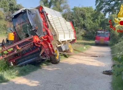 Urbisaglia, incidente in campagna: falciatrice si ribalta su un fianco (FOTO)