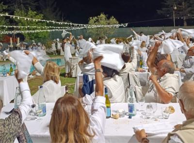 Pieve Torina, torna la Cena in Bianco: tavoli a bordo piscina, musica e fuochi d’artificio