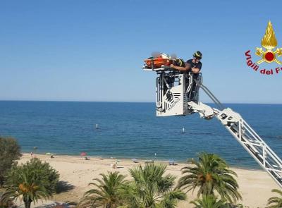 Uomo bloccato al quarto piano, scatta il soccorso con l'autoscala: calato dalla finestra sulla barella