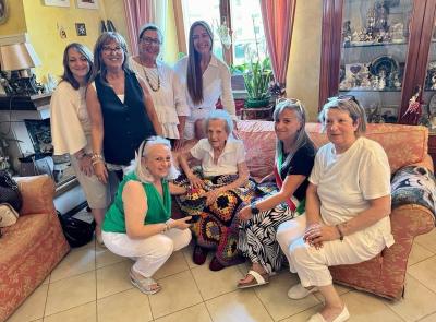 Da Montecosaro un filo di lana che unisce generazioni: gli anziani realizzano coperte per Ninetta ed Edda