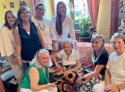 Da Montecosaro un filo di lana che unisce generazioni: gli anziani realizzano coperte per Ninetta ed Edda