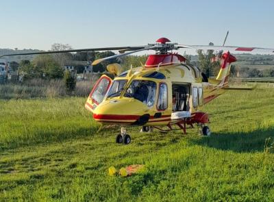 Pieve Torina, auto contro moto: donna trasportata in eliambulanza
