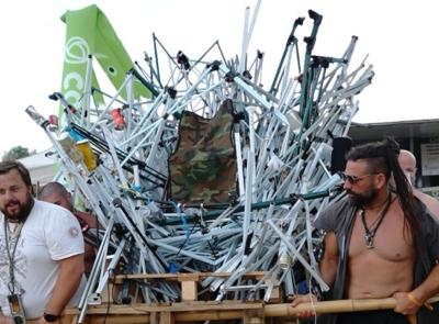 Montelago, i rifiuti diventano arte: il "Trono di gazebi" vince la prima edizione di RubbishArt