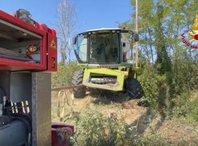 Colbuccaro, ponte agricolo cede sotto il peso della mietitrebbia: Vigili del fuoco al lavoro