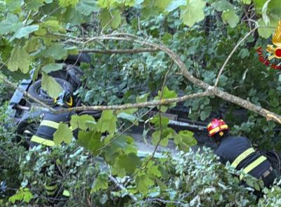 Matelica, auto esce di strada e finisce nel bosco dopo un volo di 20 metri