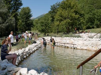 Altro che mare: a Pieve Torina il Ferragosto si festeggia a piedi nudi nel parco (VIDEO)