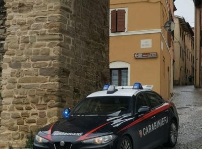 Tolentino, minaccia e insulta i carabinieri dal balcone: denunciato 28enne