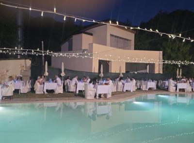 Cena in Bianco e Amici Show, Pieve Torina fa il pieno: doppio sold out in piscina