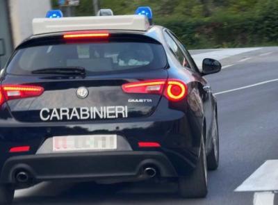 Corridonia, tenta la fuga all’alt dei carabinieri e si nasconde nel bagno di un locale: denunciato 38enne