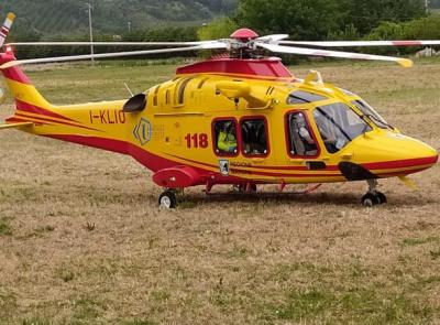 Castelraimondo, precipita da cinque metri di altezza: 55enne trasportata a Torrette in eliambulanza