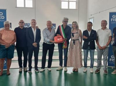 Macerata, Fisiomed dona un defibrillatore alla nuova palestra di via Metauro