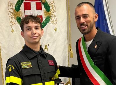 Matelica, il giovane vigile del fuoco Diego Ricci ricevuto in Municipio dal sindaco Cingolani