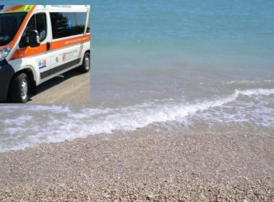Accusa un malore mentre cammina in riva al mare: muore un uomo