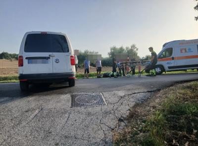 Macerata, scontro all'incrocio tra un furgoncino e una Vespa: un ferito in ospedale (FOTO)