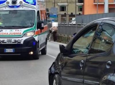 Civitanova, scontro alla rotonda tra auto e scooter: coppia in ospedale