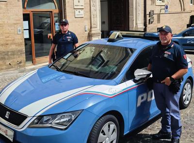 Macerata, ruba bottiglie di vino e minaccia il commerciante: denunciato 32enne