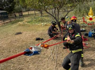 Cade in un pozzo profondo 20 metri: salvato dai vigili del fuoco