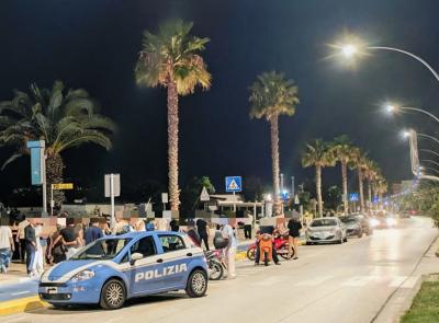 Civitanova, si aggira tra le auto sul lungomare e prova ad aprirle: 39enne denunciato