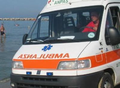 Si sente male mentre passeggia in riva al mare: muore una donna