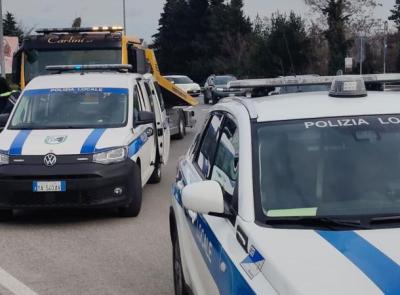 Civitanova, cede la strada e si apre una voragine: autobus resta incastrato
