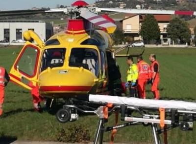 Civitanova, violento scontro auto-moto sulla Statale 16: centauro a Torrette in elisoccorso