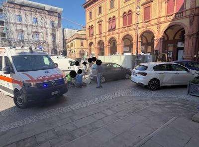 Tolentino, donna investita da un'auto in piazza: trasportata all'ospedale