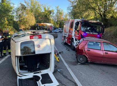 Macerata - Scontro frontale  lungo la Statale, furgone si ribalta: due feriti al Pronto Soccorso