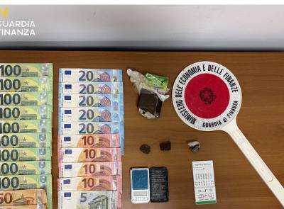 Civitanova, tenta di sfuggire ai controlli e si tuffa in mare: arrestato con 75 grammi di hashish