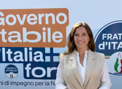 Elena Leonardi fa festa col Governo Meloni: "Oltre 350 marchigiani a Bari con Meloni"