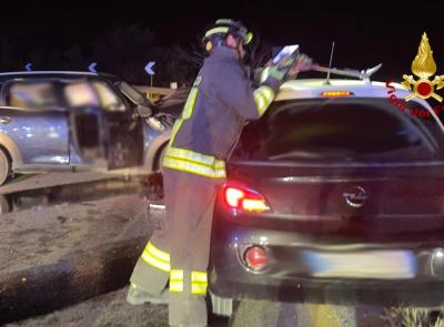 Tolentino, violento frontale sulla SS78: un’auto prende fuoco, due feriti a Torrette