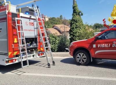 Morrovalle, perde il controllo dell'auto e finisce in una scarpata: 56enne estratto dall'abitacolo