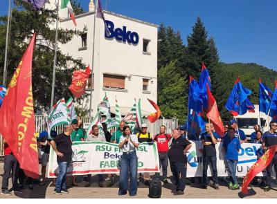 Beko, sciopero a Melano: anche Elly Schlein al presidio dei lavoratori. “Sedici mesi di promesse e illusioni”